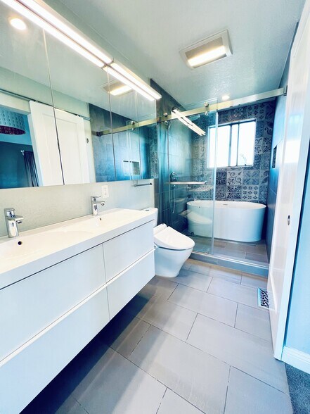 #203 Master bath - 1495 Kavanaugh Dr