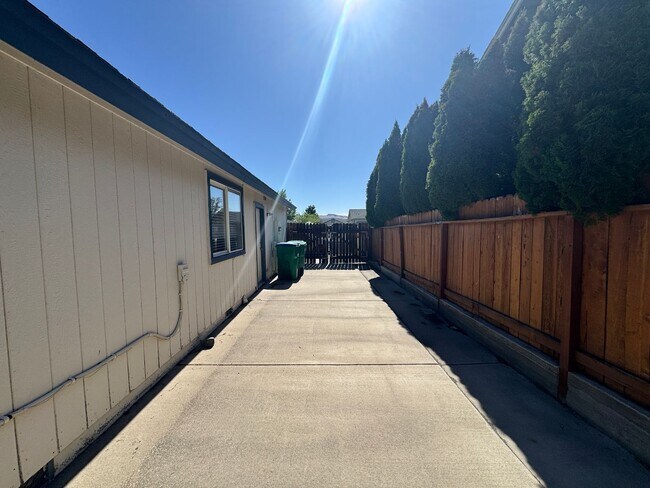 Building Photo - 4727 El Cap Ct