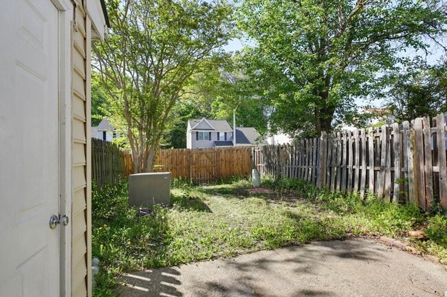 Building Photo - Updated 2BR Home Near Transit with Private Fenced Yard in Newport News