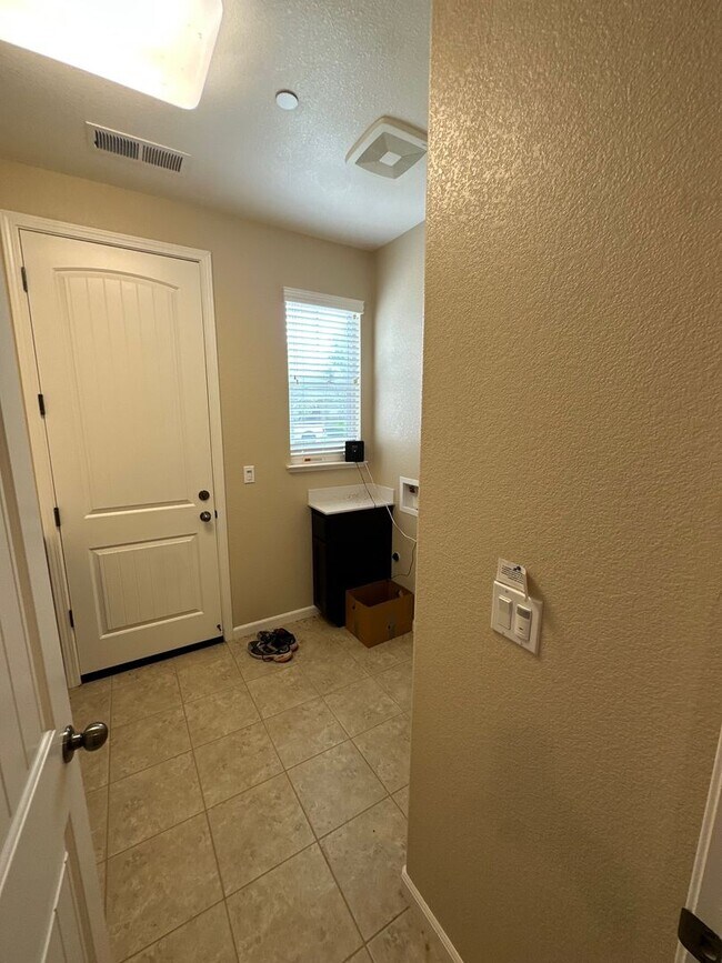 Building Photo - Spacious 4 Bed / 3 Bath Home with Large Covered Patio in Chico