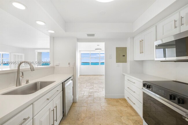 Building Photo - 1420 Brickell Bay Dr