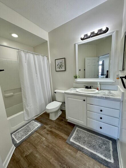 Building Photo - 1901 N Lincoln Ave