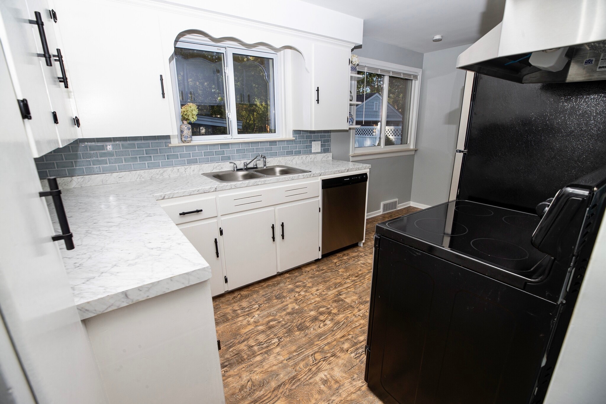 Building Photo - 1327 N Oak St