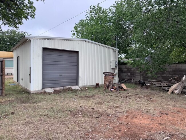 Building Photo - 1604 N Sam Houston Ave