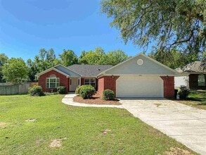 Building Photo - Family-Friendly Northeast Home Steps from Top-Rated Schools