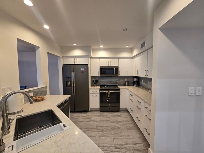 Building Photo - Furnished, 1-Year Long-Term Rental