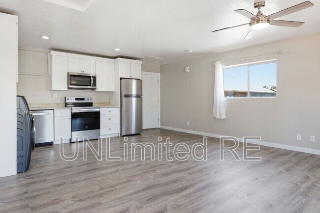 Building Photo - 1456 E Russ Way