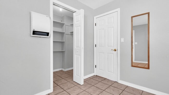 Building Photo - Unfurnished/Annual Rental 1br/ba/1 carport...