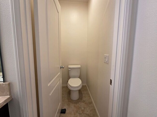 Building Photo - New Listing!