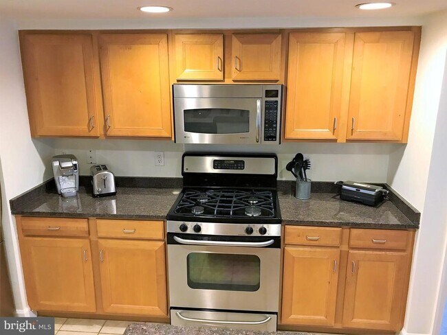 Building Photo - 1220 N Fillmore St