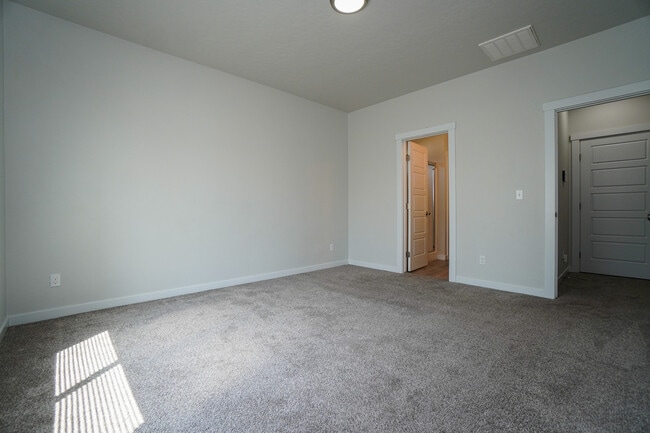 Building Photo - 5965 S Nordean Ave