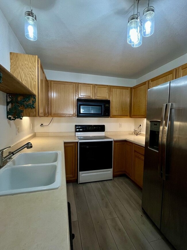 Building Photo - Adorable 3 story, 3BR/3.5BA Townhome w/ detached garage!