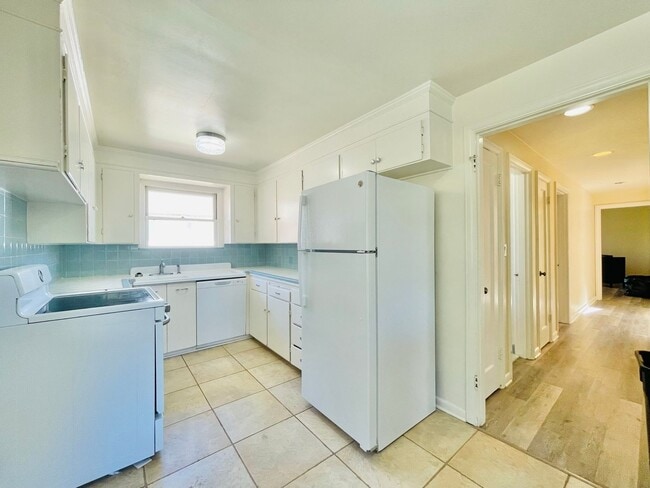 Building Photo - Beautiful Craftsman House in Quiet Queen Anne Neighborhood!