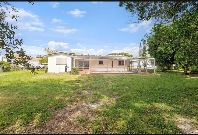 Building Photo - 7160 SW 5th Ct