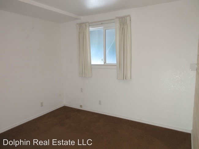 Building Photo - 212 NW Brook St