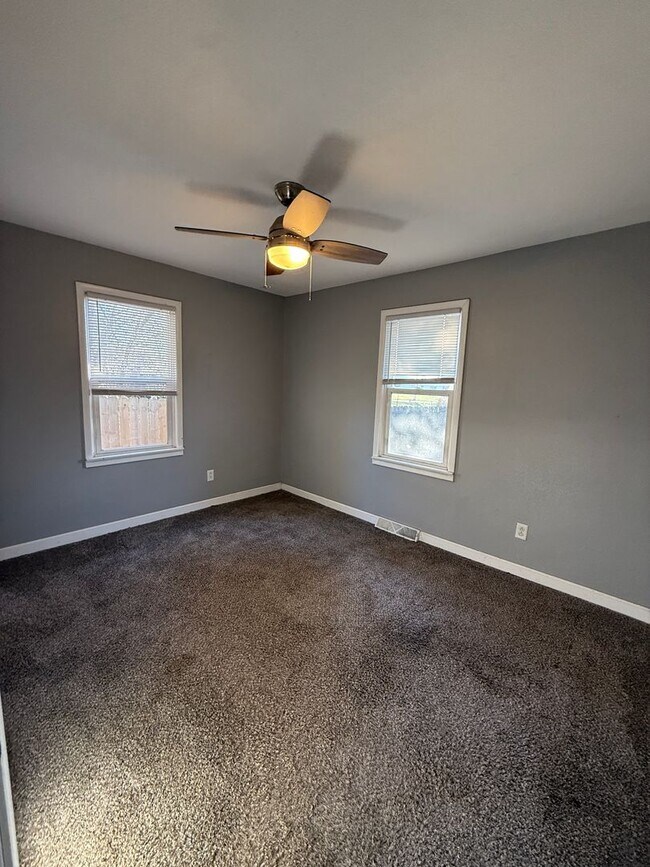 Building Photo - 4 bedroom/2 bath house