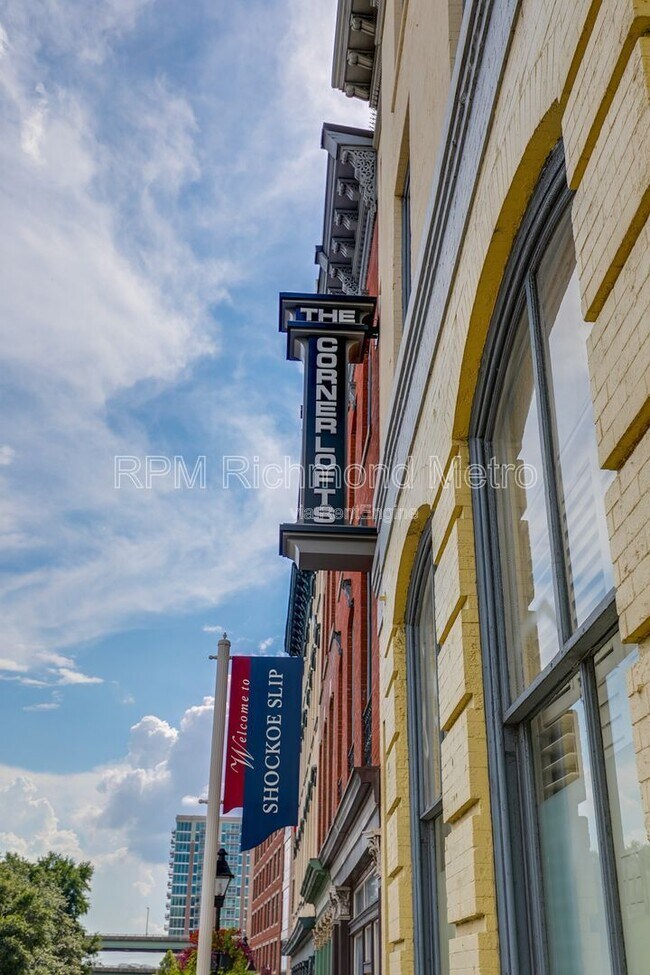 Building Photo - 1321 1/2 E Main St