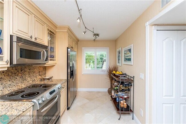 Building Photo - 270 Captains Walk