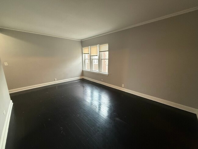 Building Photo - 7344 N Damen Ave