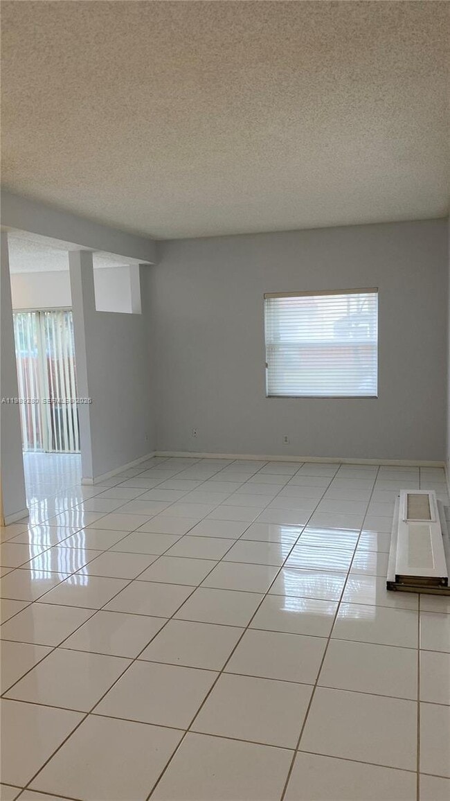 Building Photo - 543 Racquet Club Rd