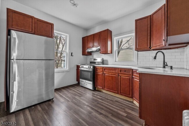 Building Photo - 268 Leslie St