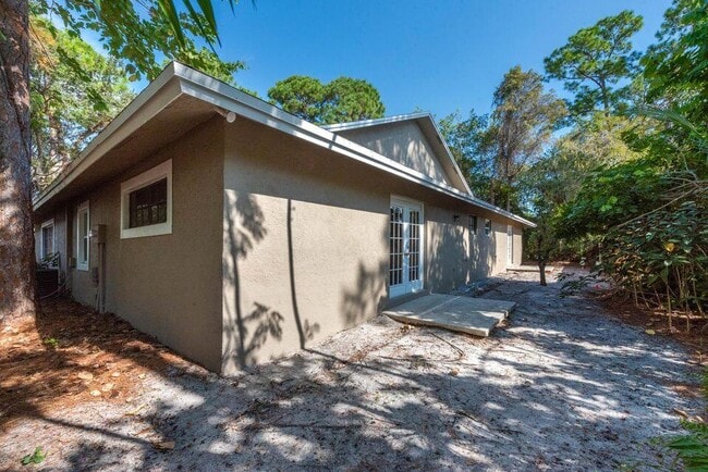 Building Photo - 1025 Staghorn St