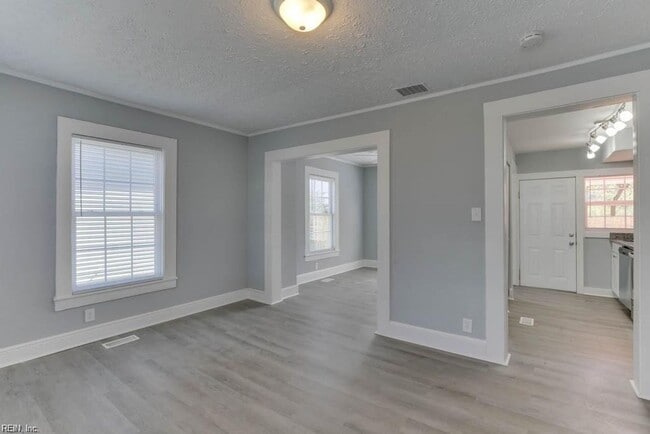 Building Photo - 2bedroom Townhouse Duplex- Huge Yard. May 1 move  in!!!