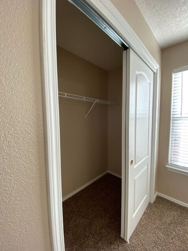 Building Photo - 2 Story - Master on Main Floor - Loft Upst...