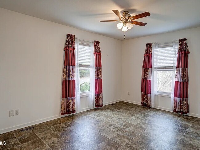 Building Photo - 2 Bed, 1 Bath, .77 Acres - House