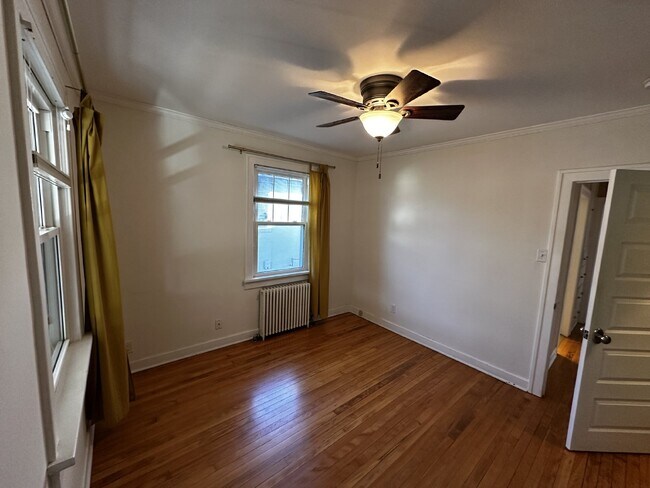 Building Photo - AVAILABLE NOW! "Charming 3-Bedroom Oasis with 2 Full Baths in the Sunset Neighborhood!"