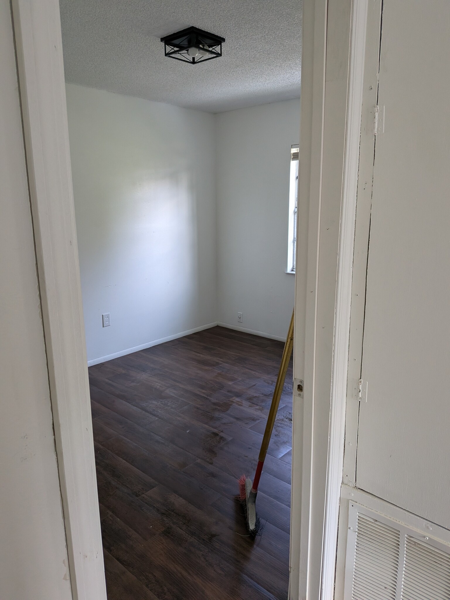 Building Photo - 1906 Park Manor Dr