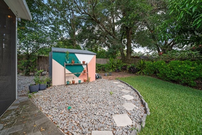 Building Photo - Charming and Updated 2/2 Home in Colonial ...