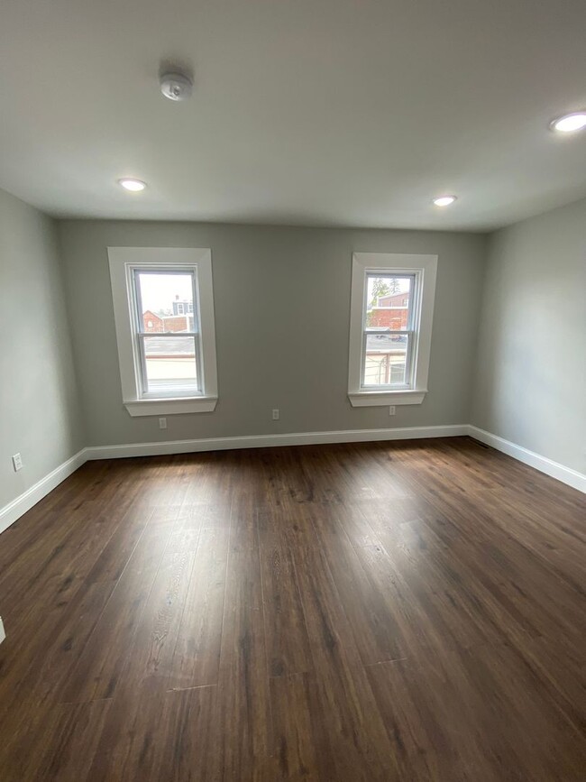 Building Photo - 3 Bedroom 2.5 Bath Home Available For Rent