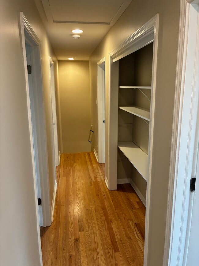 Building Photo - 127 Hickory Rd