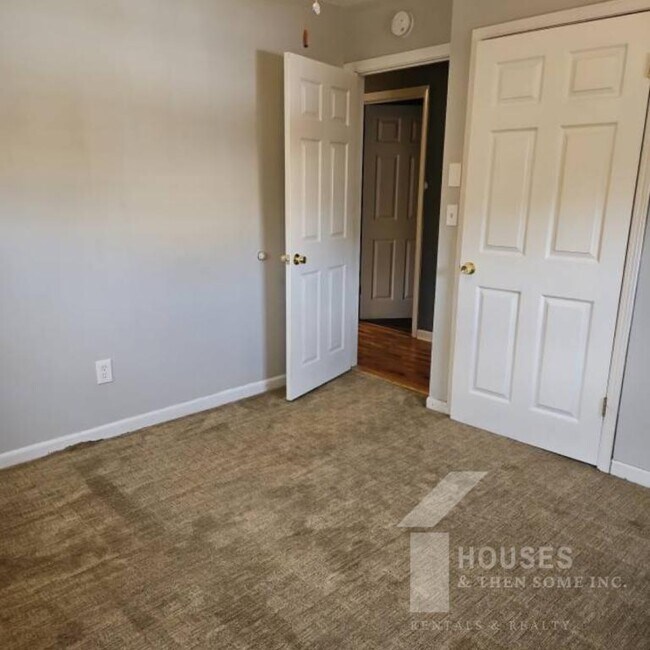 Building Photo - 423 Rollingwood Dr
