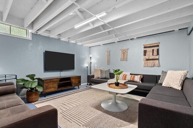 Building Photo - 733 W 4th St