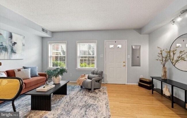 Building Photo - 122 N Bedford St