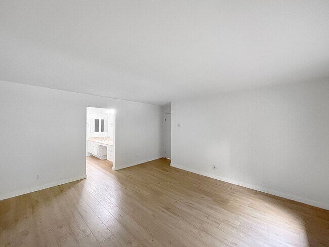 Building Photo - Charming & Spacious 2BD/2BA Condo in Bay P...