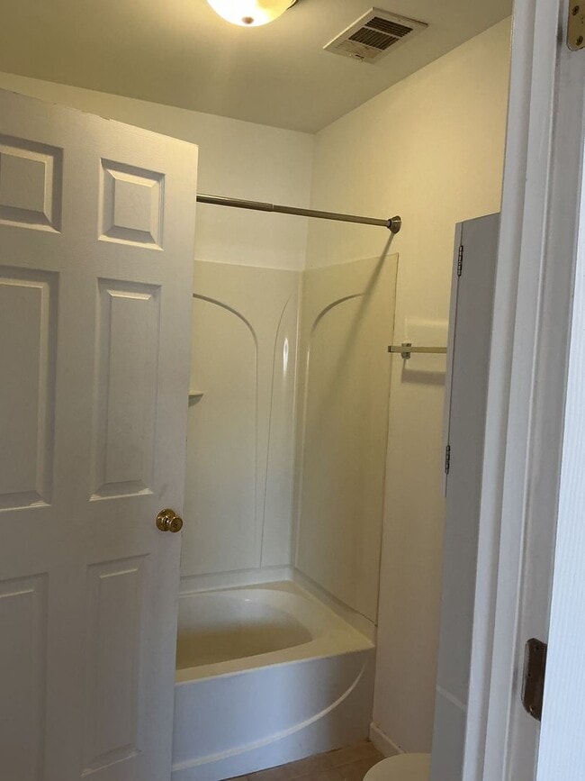 Building Photo - Move-In Ready 2-Bedroom Townhouse in the H...