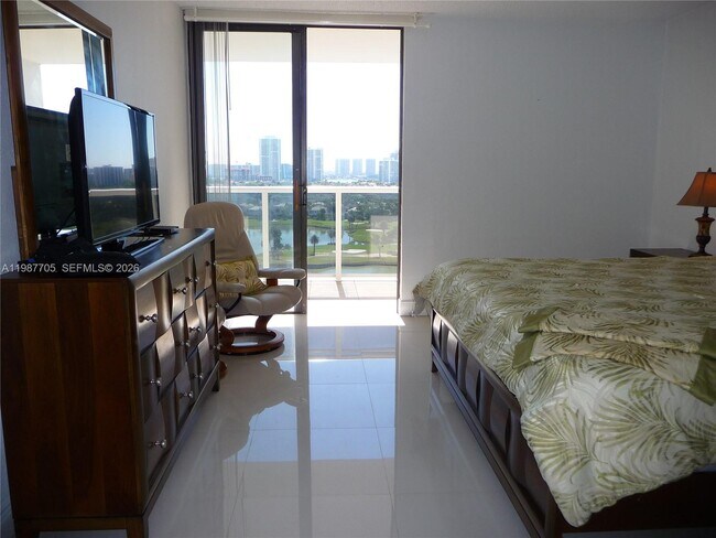 Building Photo - 3625 N Country Club Dr