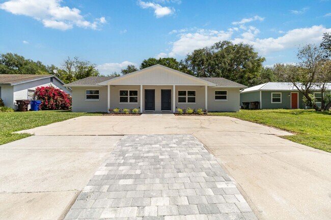 Building Photo - MOVE IN SPECIAL-Beautiful Newly Renovated 2/1 Duplex in St. Cloud Close To Lakefront