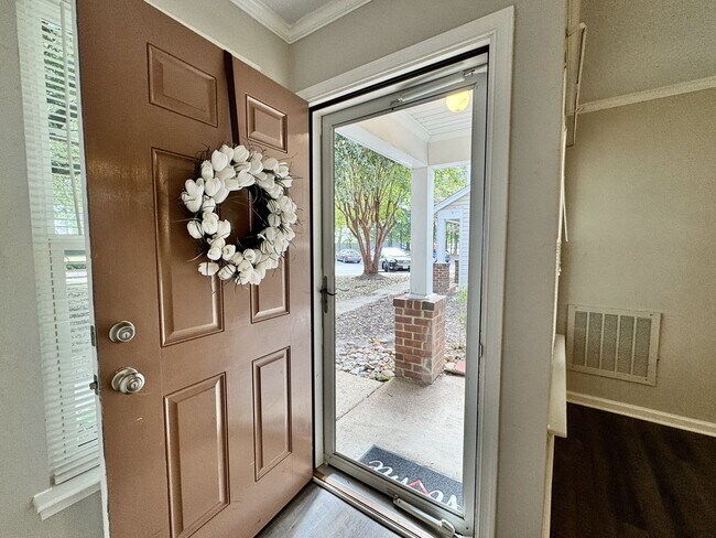 Building Photo - Updated 1st Floor/1-Level Condo Available ...