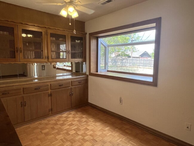 Building Photo - "Charming Space in Yukon, OK! Lawn care included!"