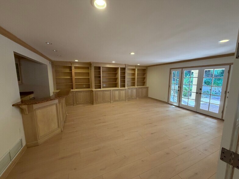 Building Photo - 16545 Park Lane Cir