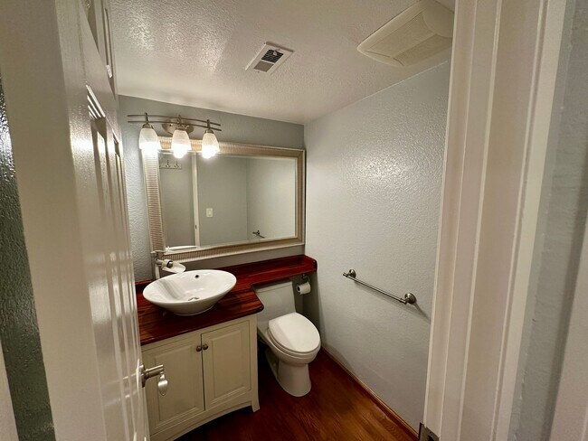 Building Photo - Updated Townhome in Pleasant Almaden Valley Community