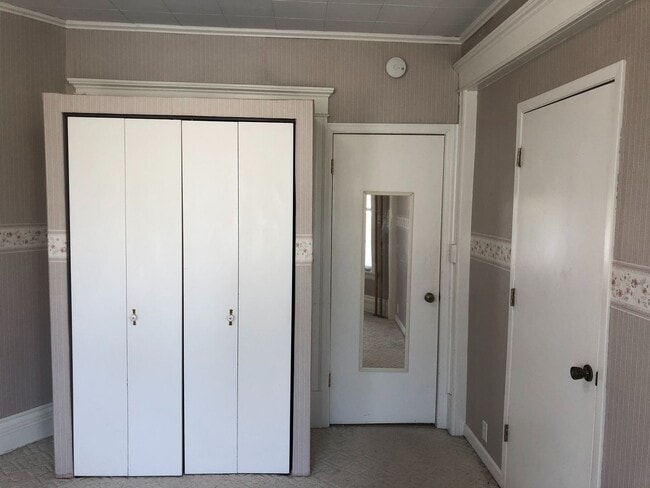 Building Photo - 1st Floor 2 Bedroom Apartment w/ Private Basement - Available July 1st