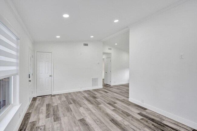 Building Photo - 229 SW 1st Ave