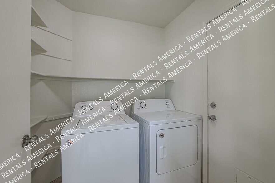 Building Photo - 6164 E Grandview St