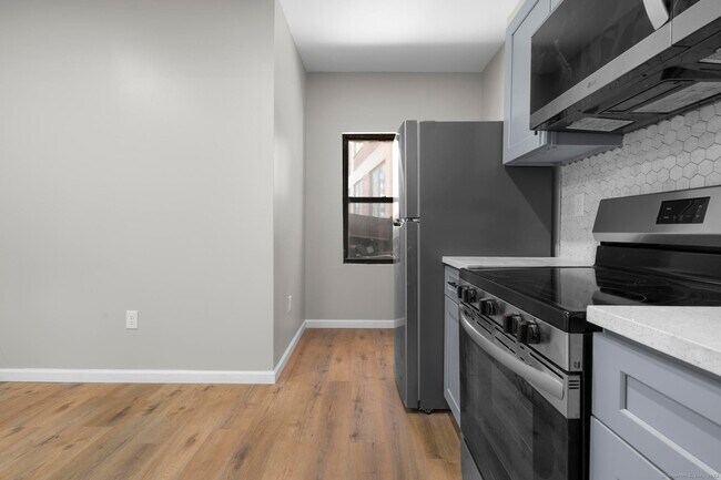 Building Photo - 140 Grand St