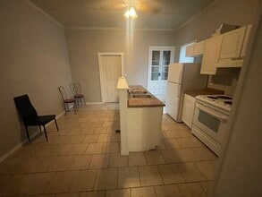 Building Photo - Locust Street